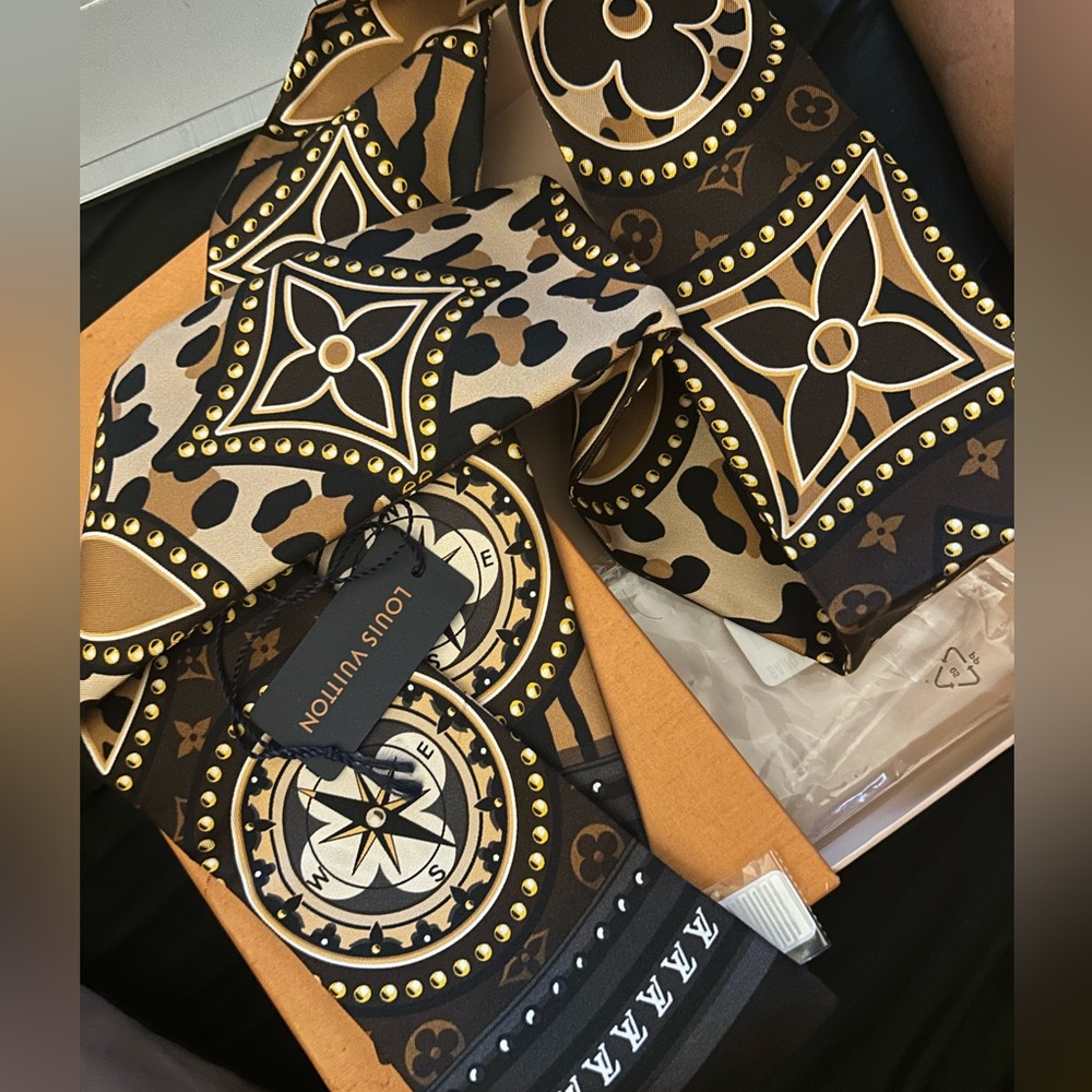 Louis Vuitton Band “World Marron Authentic